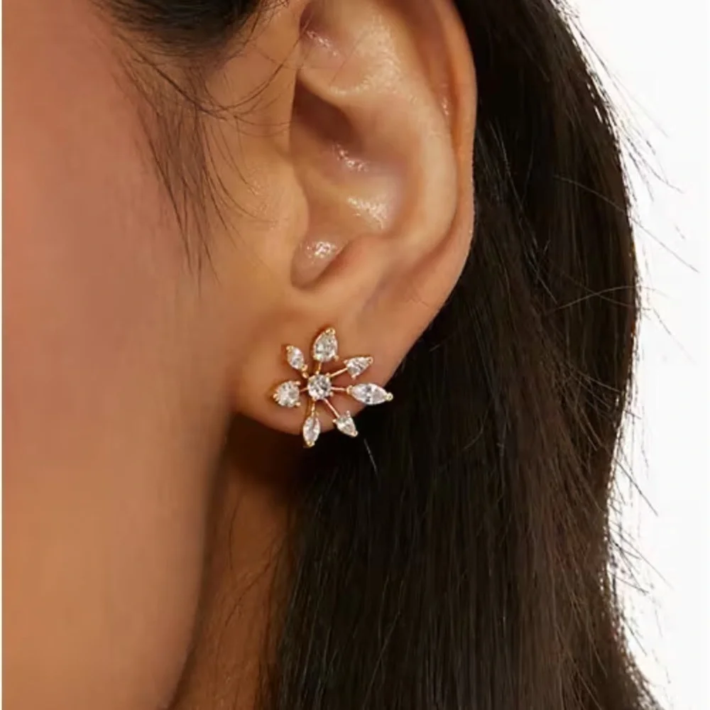 LAST PAIR🆕kate spade♠️Sparkly Snowflake Gold Stud Earrings Cubic Zirconia SALE
